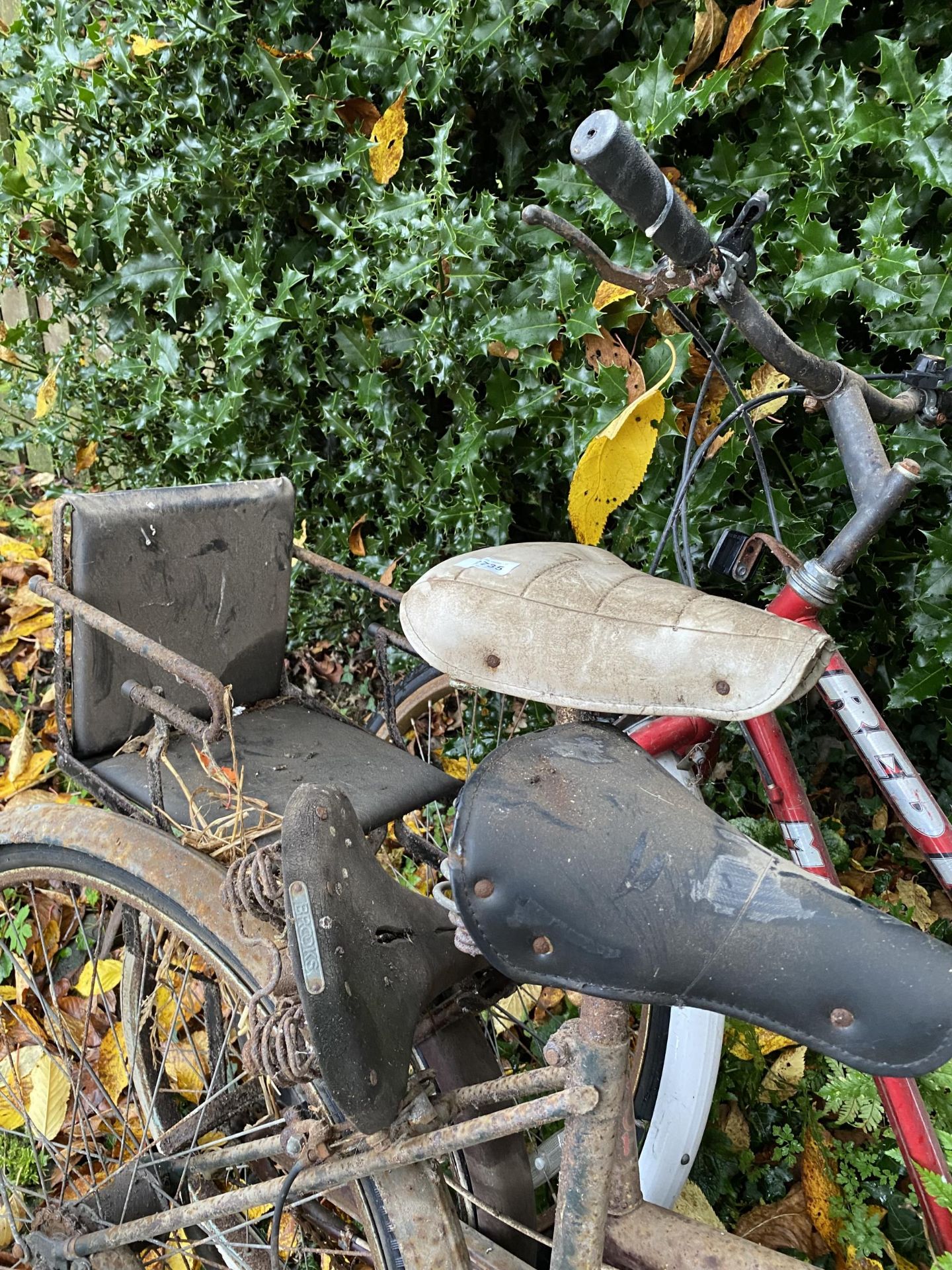 FOUR BIKES TO INCLUDE THREE VINTAGE TWO BEING RALEIGH AND A TRIUMPH - Image 4 of 5