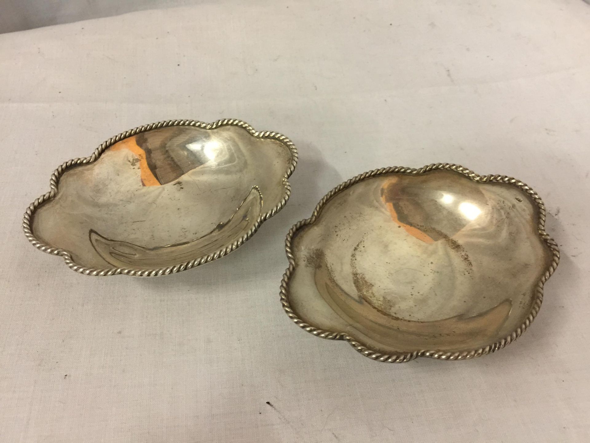 A PAIR OF CONTINENTAL SILVER DISHES GROSS WEIGHT 122 GRAMS (ONE WITH A LEG MISSING)