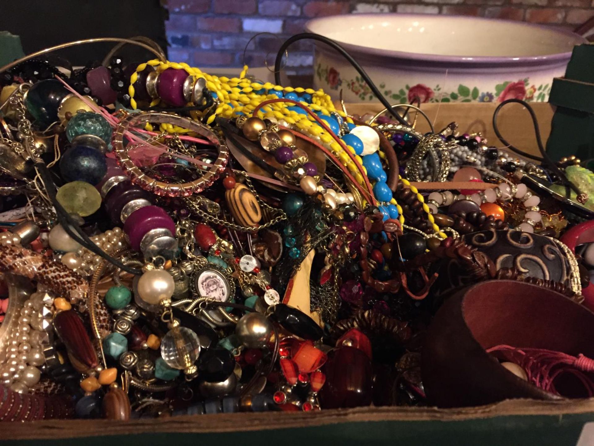 A LARGE QUANTITY OF COSTUME JEWELLERY TO INCLUDE BEADED NECKLACES AND BANGLES ETC - Image 4 of 5