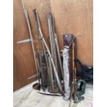 A LARGE ASSORTMENT OF VINTAGE GARDEN TOOLS TO INCLUDE A SLEDGE HAMMER, SPADES AND LARGE SAWS ETC