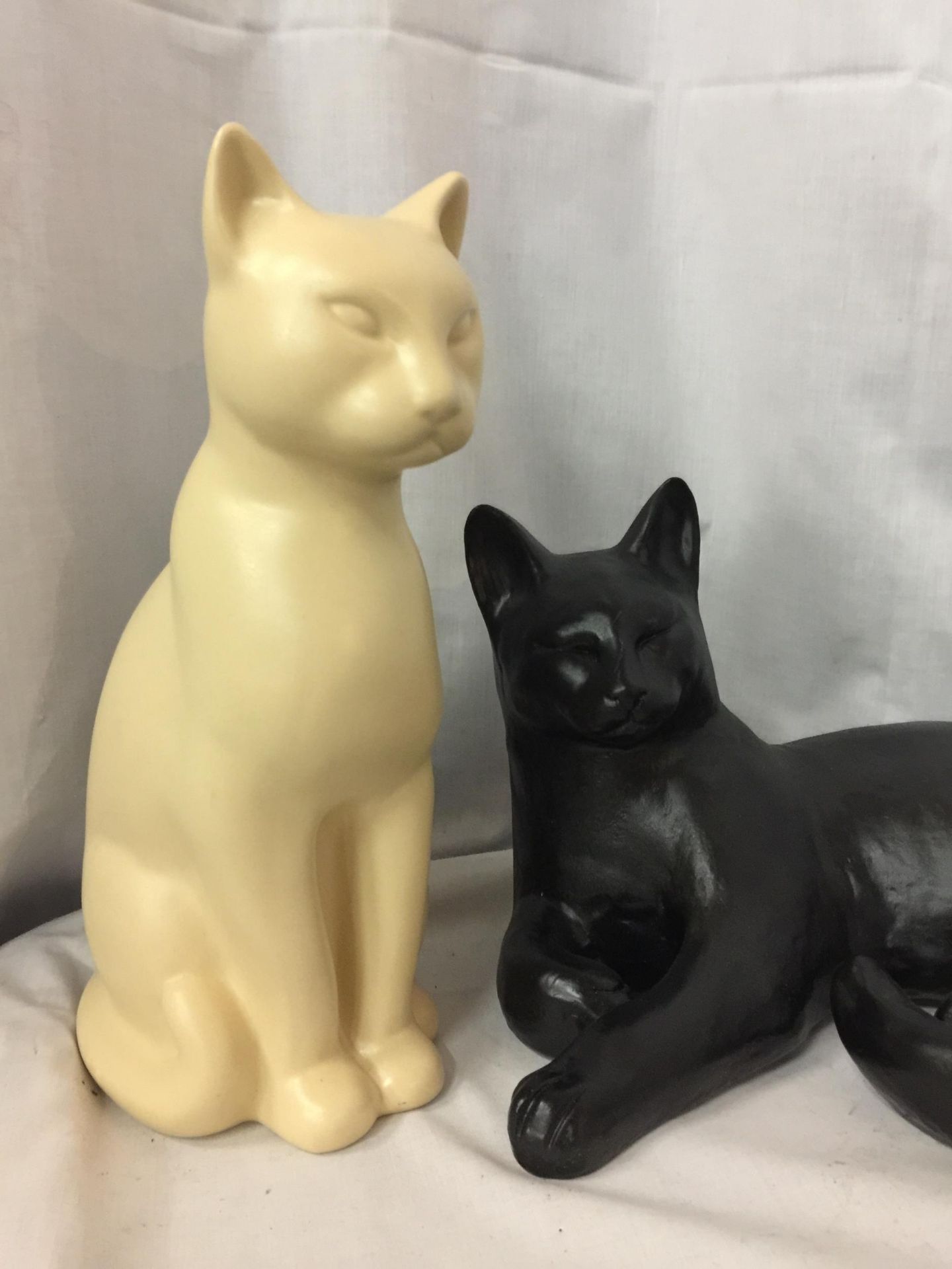 TWO LARGE CAT FIGURES, ONE BLACK, LYING DOWN, LENGTH 36CM, AND A CREAM ONE, HEIGHT 30CM - Image 2 of 3