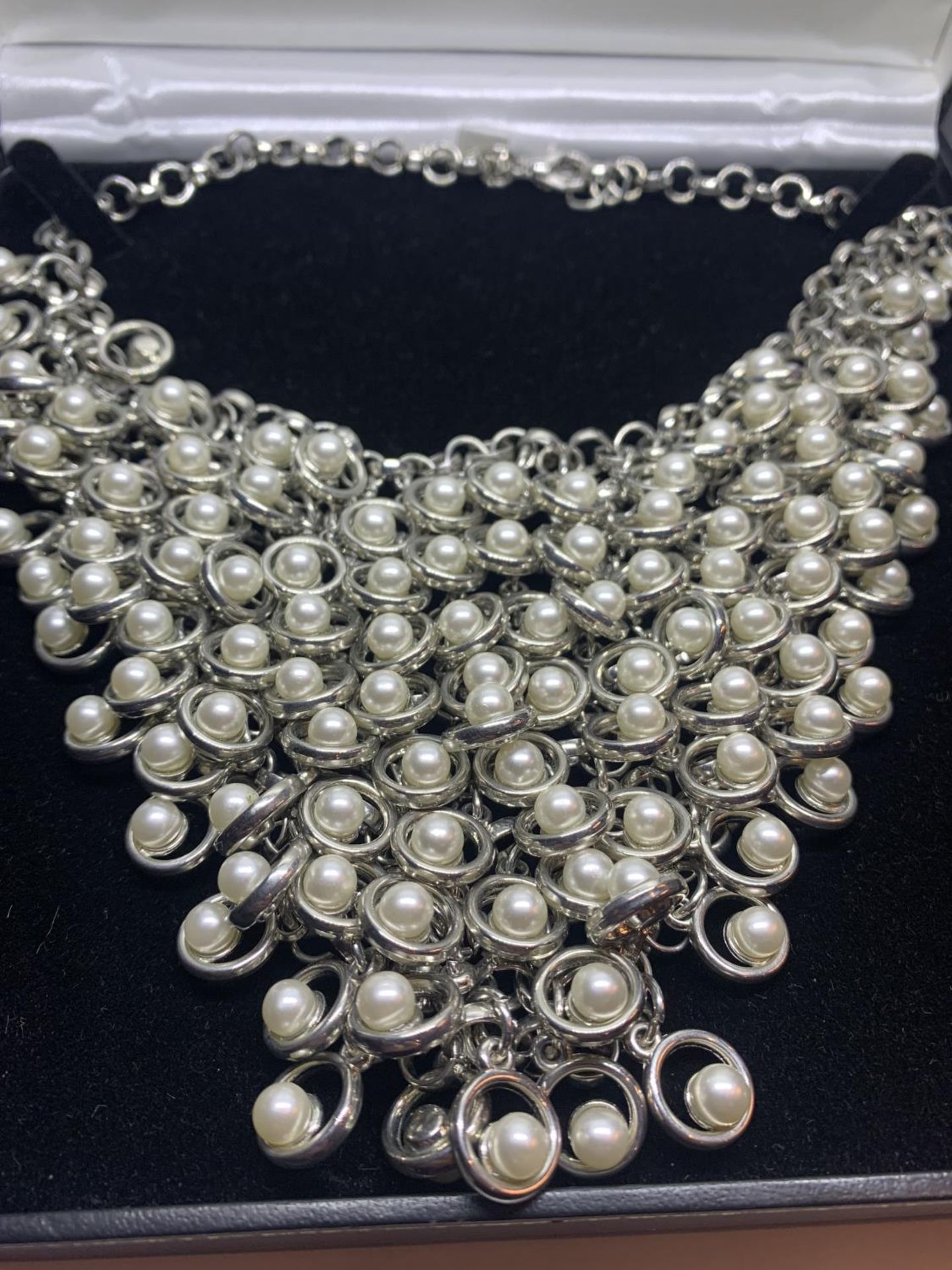 A HEAVY 'THE PEARL COMPANY' NECKLACE IN A PRESENTATION BOX - Image 2 of 5