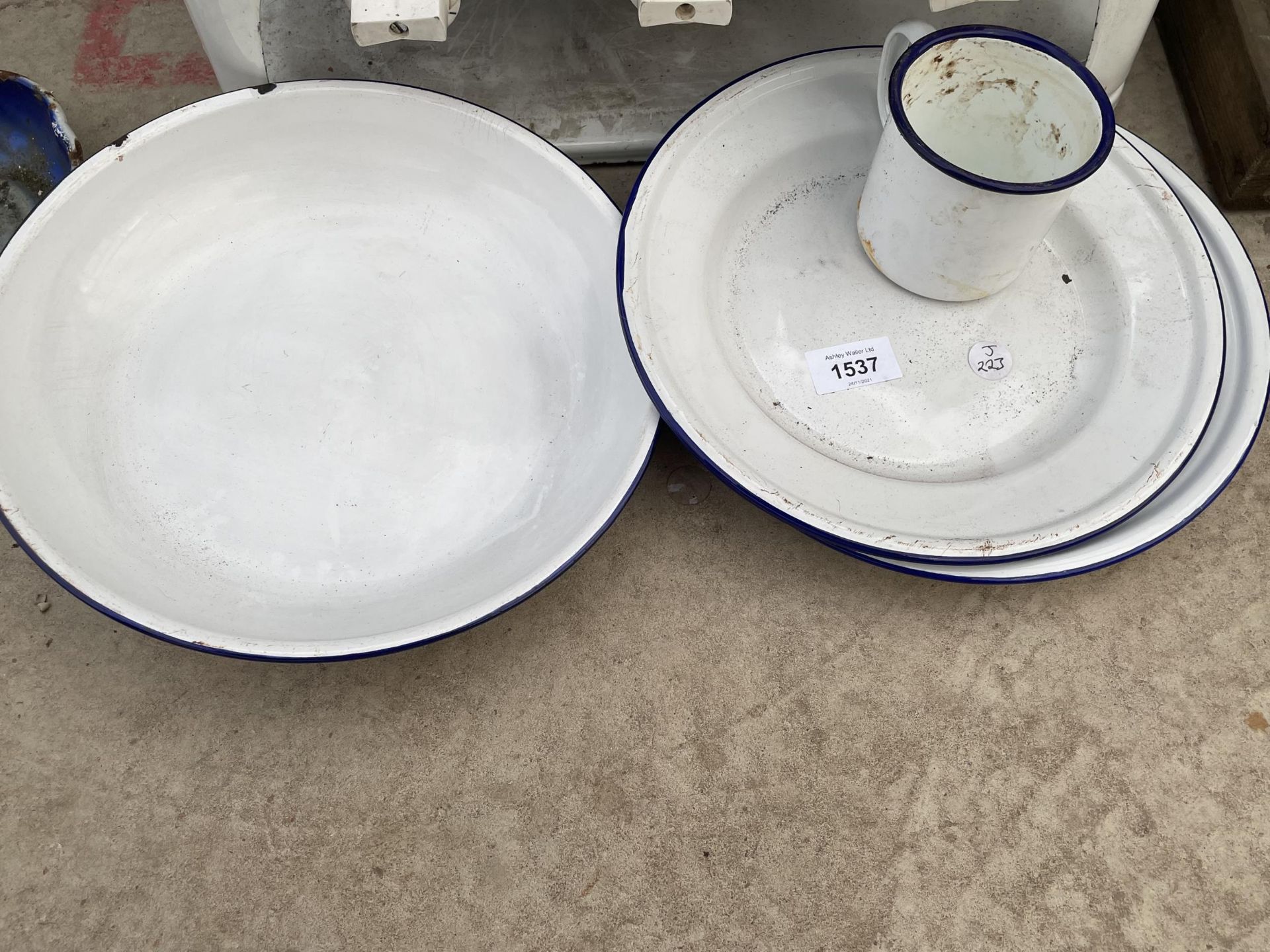 AN ASSORTMENT OF ENAMEL ITEMS TO INCLUDE A GAS COOKER AND PLATES ETC - Image 2 of 3