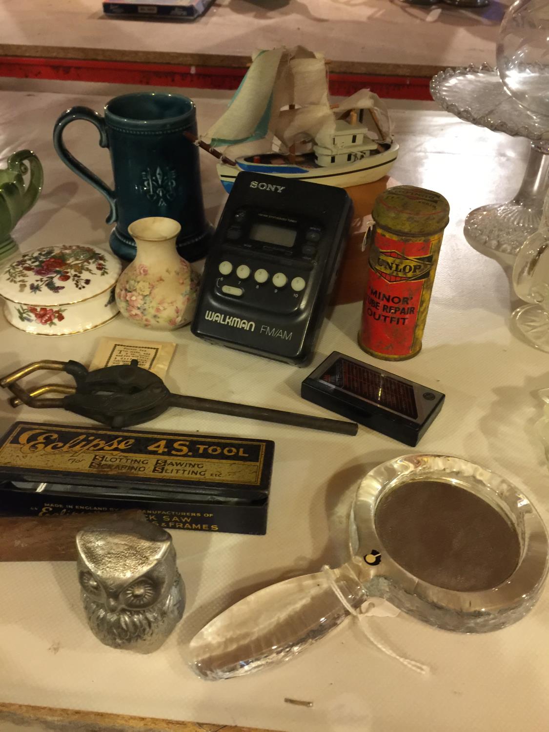 AN AMOUNT OF ITEMS TO INCLUDE VINTAGE TINS, TRINKET BOX, A WALKMAN, VASE, TOOLS, ETC - Image 2 of 4