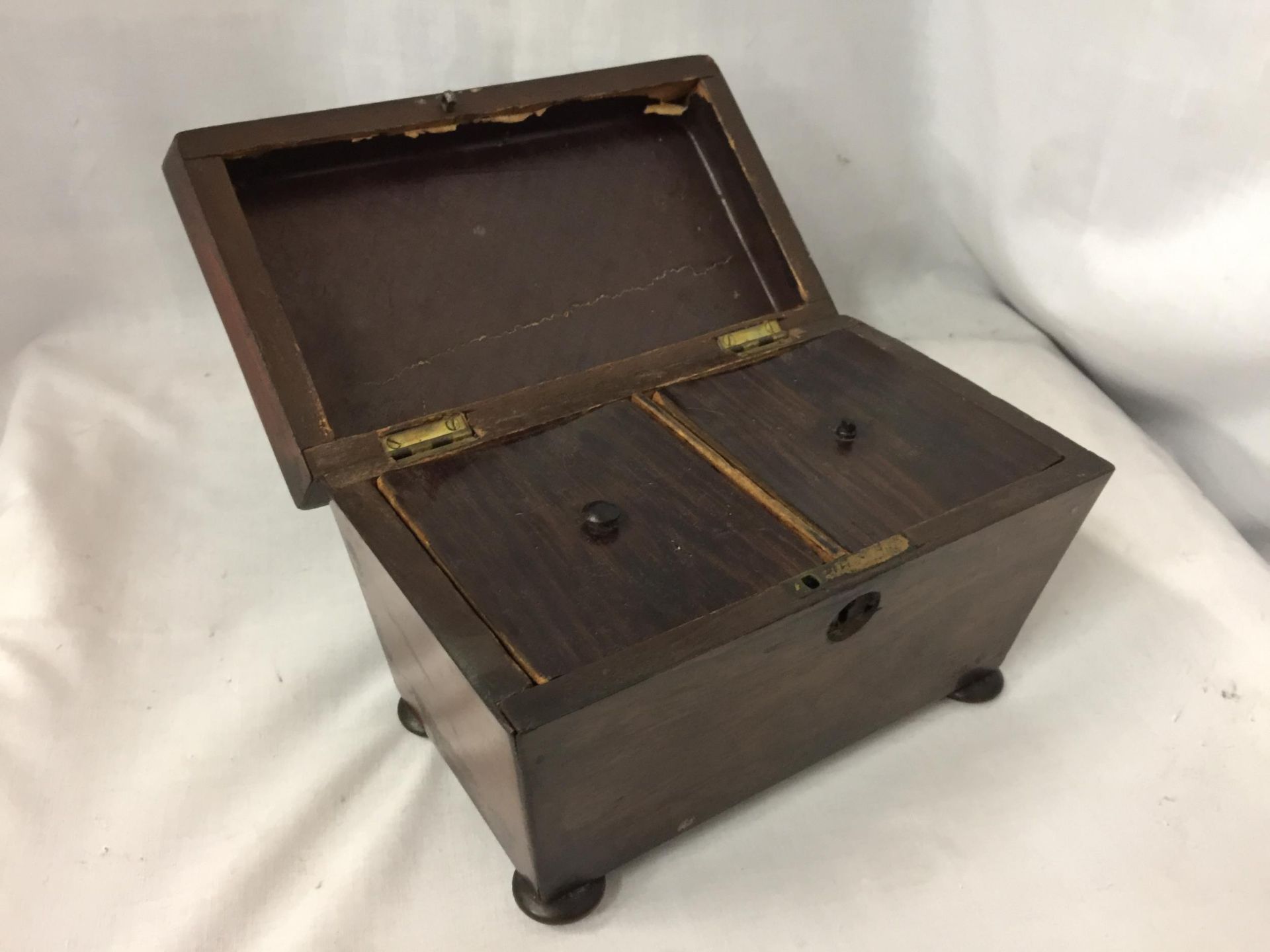 A VINTAGE HINGE LIDDED WOODEN CIGARETTE/ TOBACCO BOX WITH TWO INNER LIDDED SECTIONAL COMPARTMENTS, - Image 2 of 4