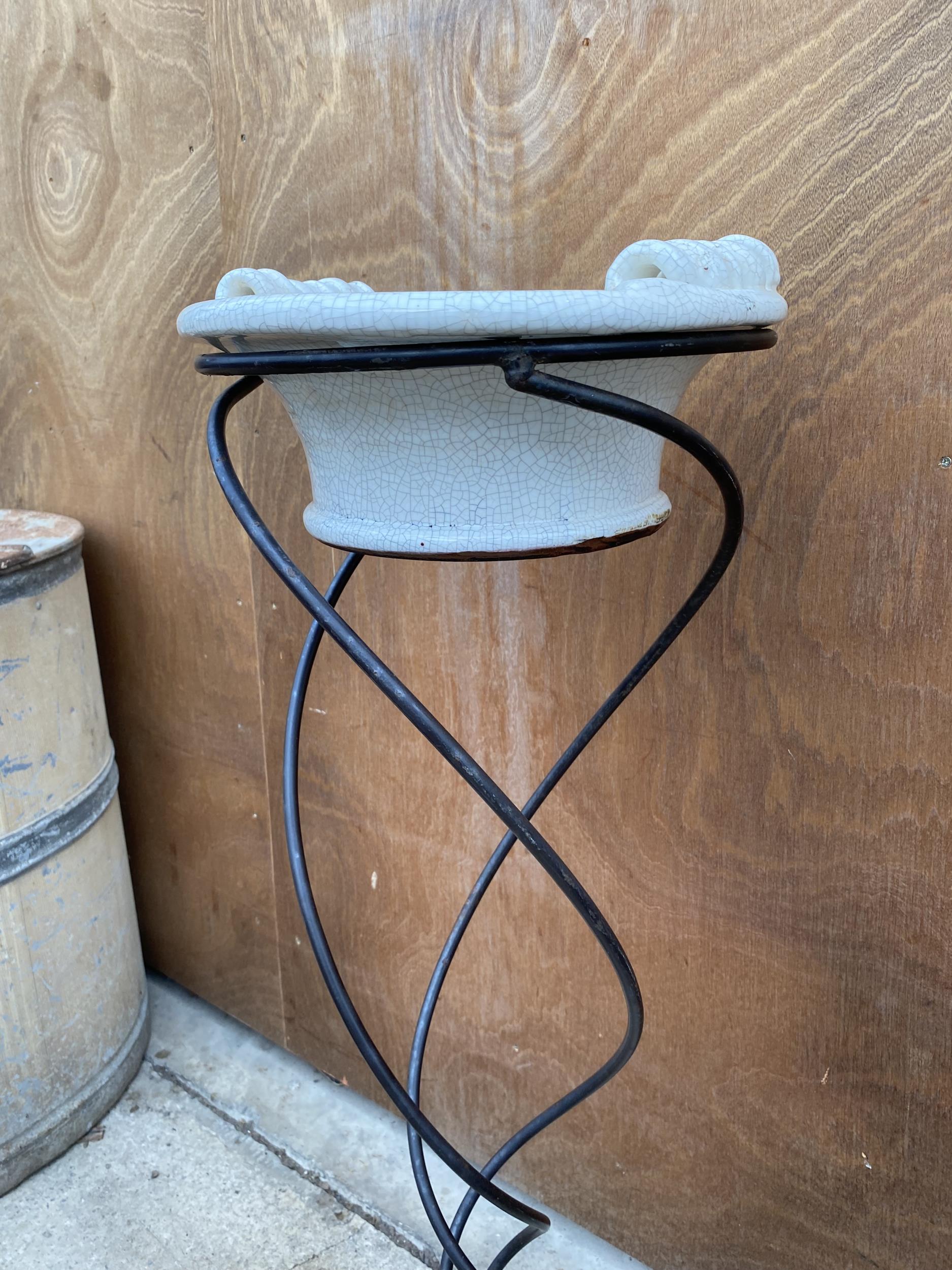 A VINTAGE CERAMIC WASH BOWL ON A DECORATIVE TURNED WROUGHT IRON STAND - Image 4 of 4