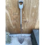 A VINTAGE LONG HANDLE PEAT SPADE