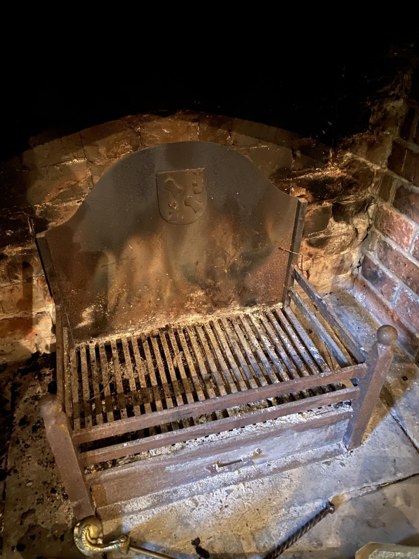 A 18TH CENTURY STYLE BRASS FIRE DOGS, A COMPANION SET AND A CAST IRON FIRE GRATE - Image 2 of 3