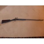 A FLINTLOCK 16 BORE SHOTGUN, 83CM BARREL, CARVED WOODEN STOCK, LENGTH 125CM