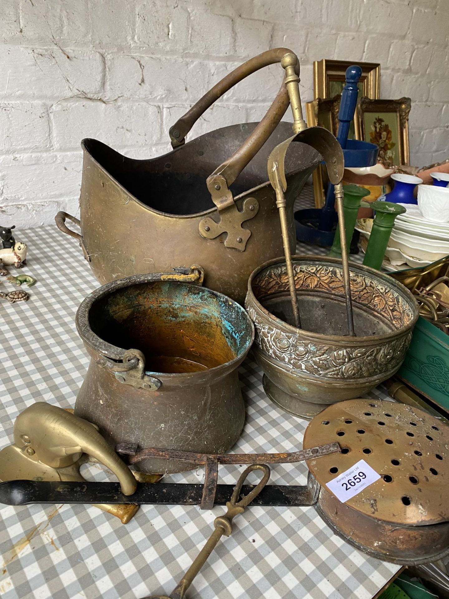 AN ASSORTMENT OF BRASS AND COPPER ITEMS TO INCLUDE A COAL BUCKET, FIRE SIDE ITEMS AND CURTAIN EYES - Image 3 of 4