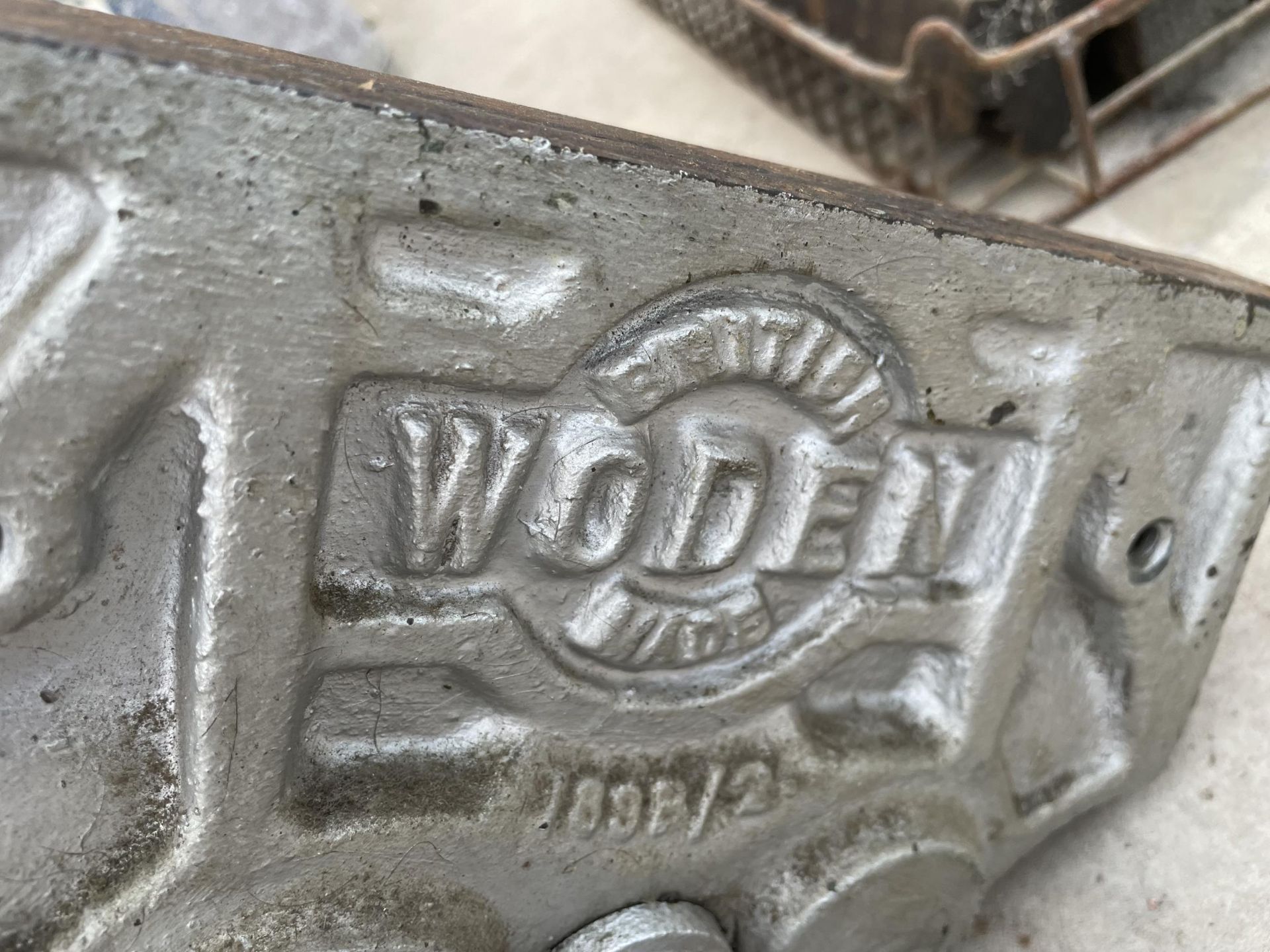 A LARGE VINTAGE BRITISH WODEN BENCH VICE - Image 2 of 3
