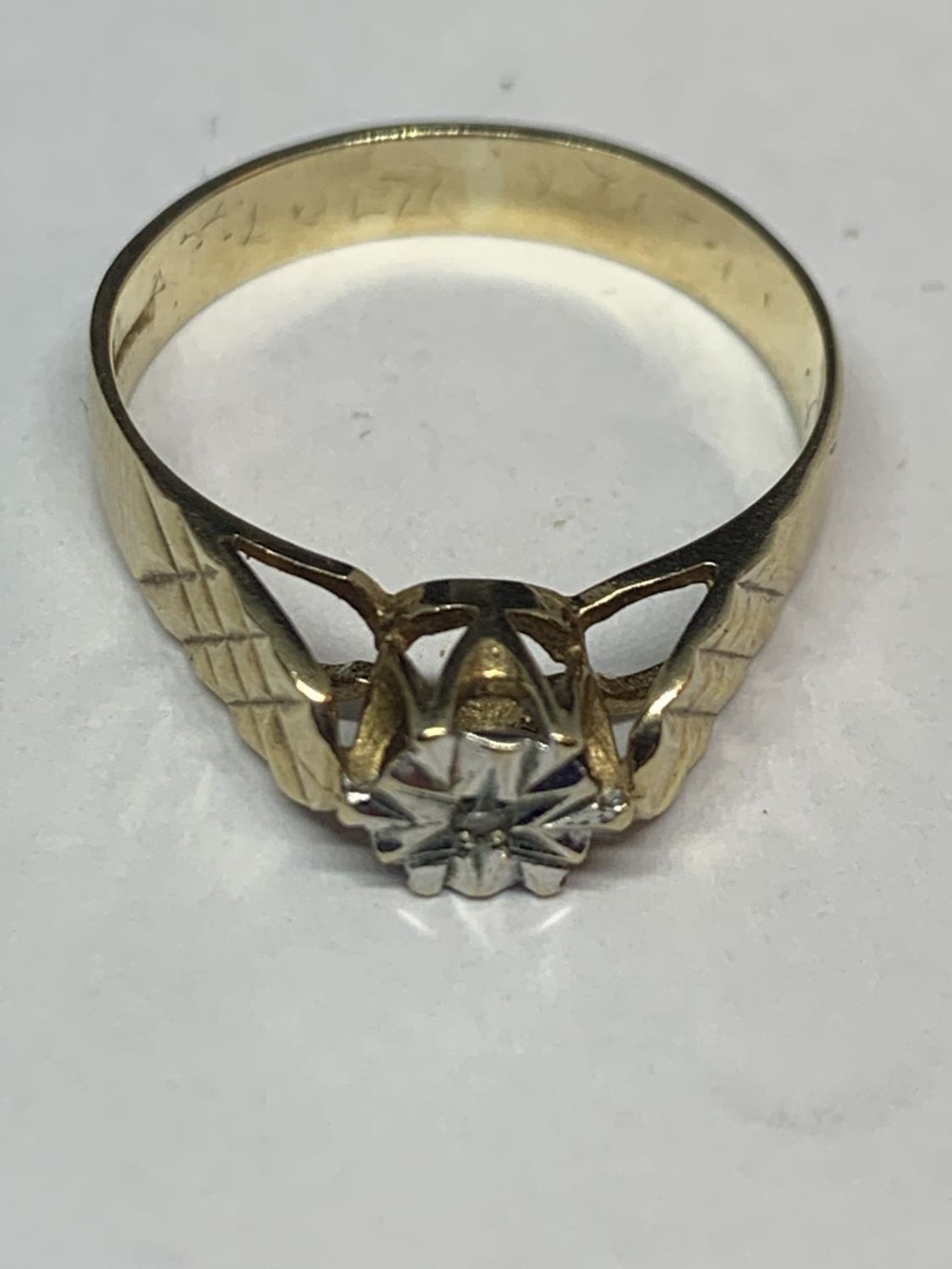 A 9 CARAT GOLD DIAMOND CHIP RING WITH DECORATIVE SHOULDERS SIZE L/M