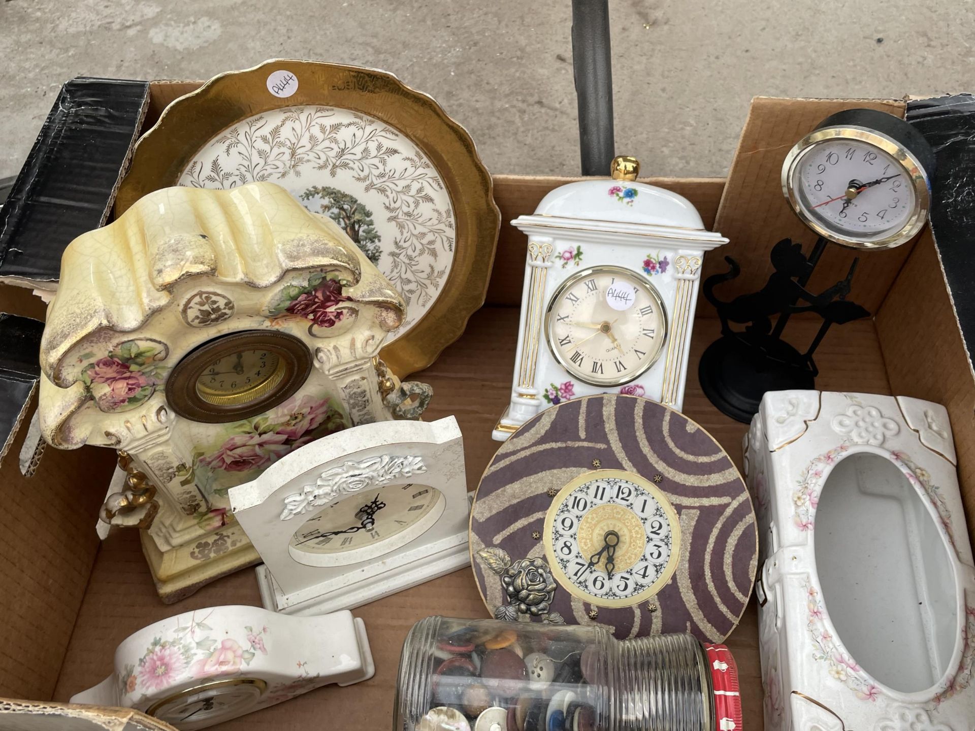 AN ASSORTMENT OF CERAMIC CLOCKS AND PLATES ETC - Image 3 of 4