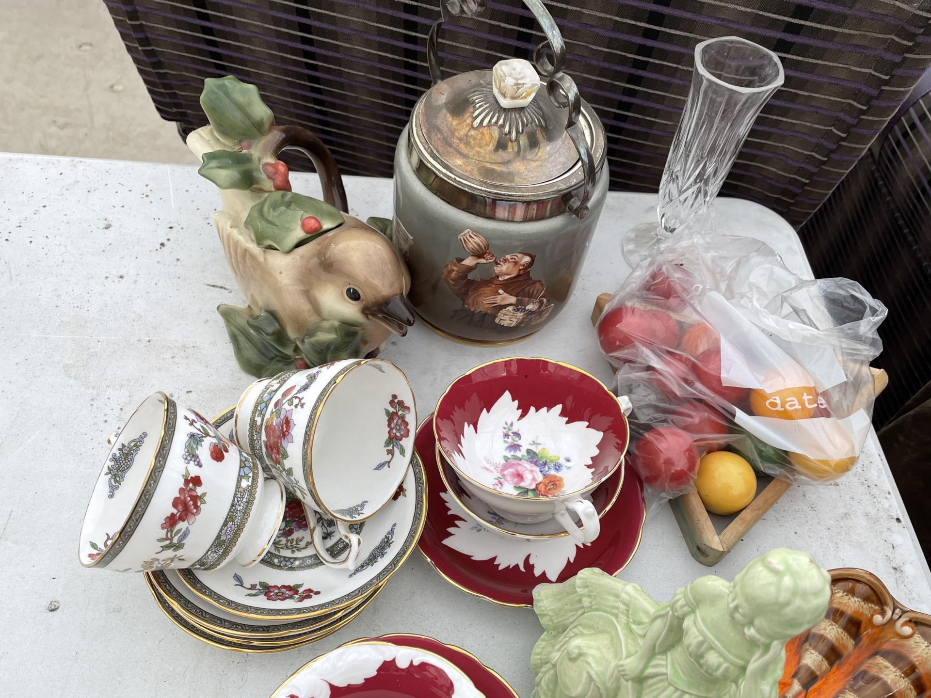 AN ASSORTMENT OF ITEMS TO INCLUDE CERAMIC TEA SERVICE ITEMS, A SNOOKER BALL SET AND A CERAMIC - Image 3 of 3