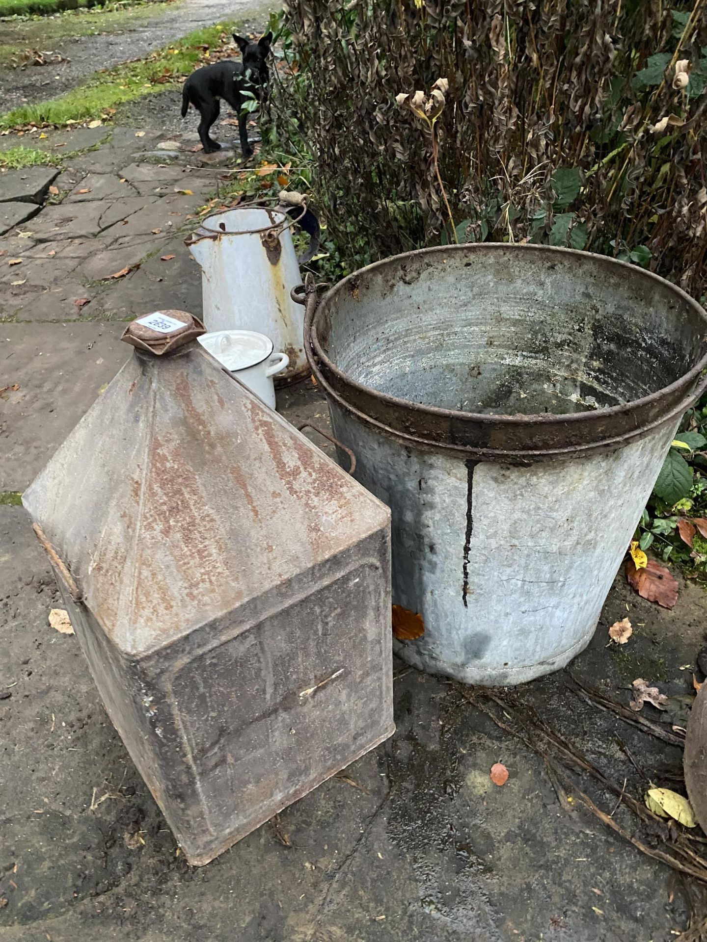 A LARGE VINTAGE FUEL DRUM AND A FURTHER GALVANISED BUCKET - Image 5 of 5
