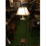 AN UNUSUAL GILT PAINTED FLOOR STANDING LAMP IN THE STYLE OF A PALM TREE WITH CREAM SHADE. H: 140CM