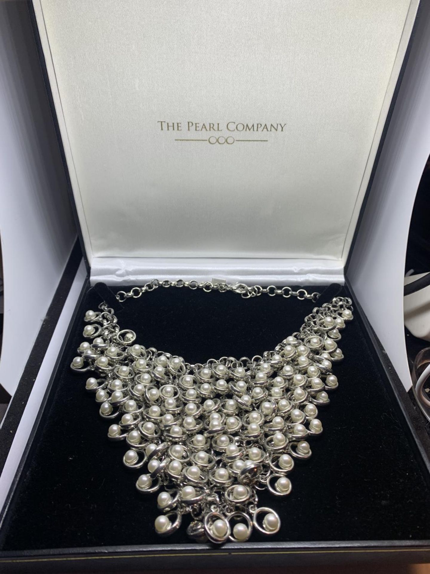 A HEAVY 'THE PEARL COMPANY' NECKLACE IN A PRESENTATION BOX