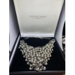 A HEAVY 'THE PEARL COMPANY' NECKLACE IN A PRESENTATION BOX