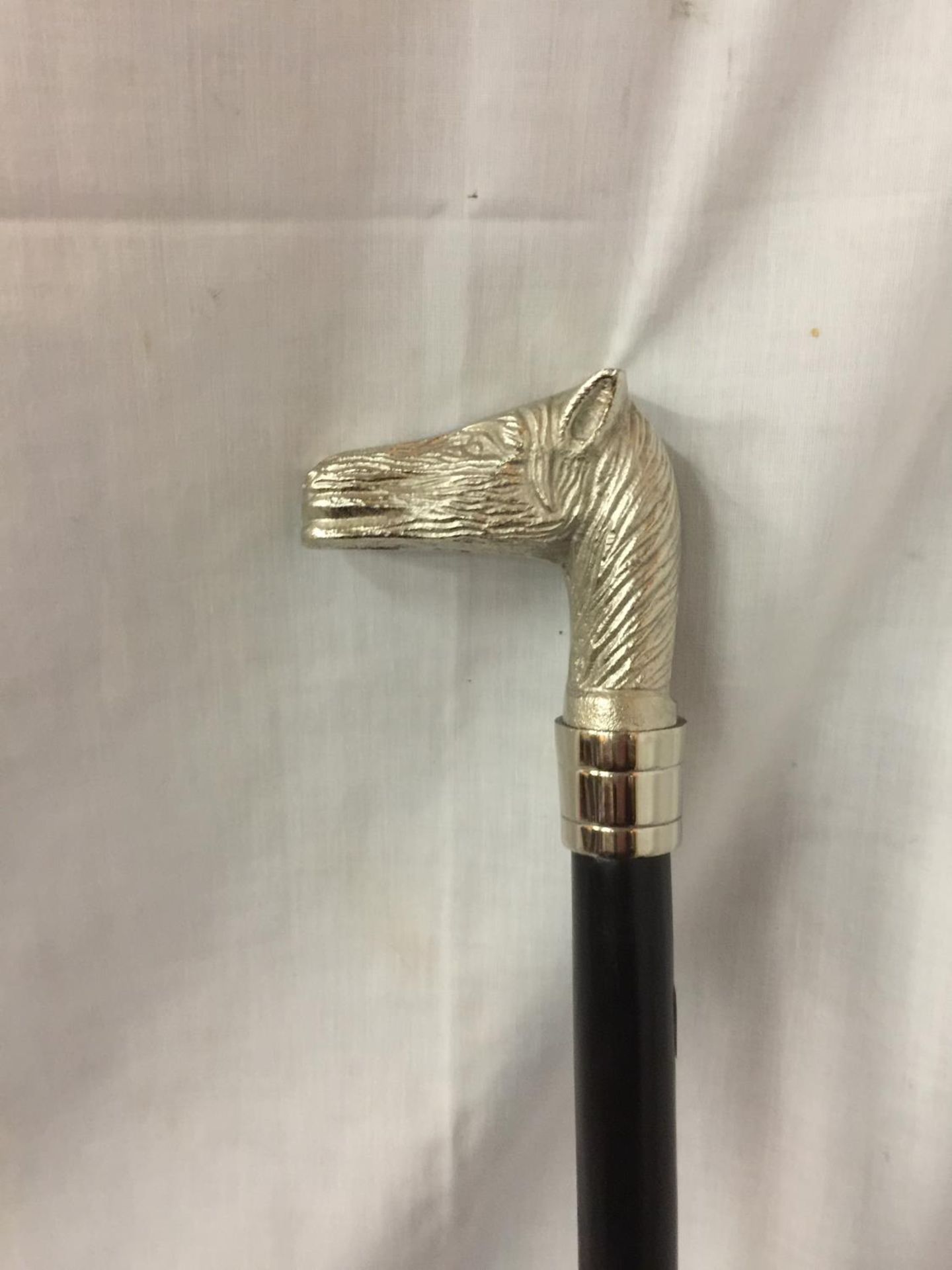 A WALKING CANE WITH A SILVER COLOURED HORSES HEAD TOP - Image 2 of 2