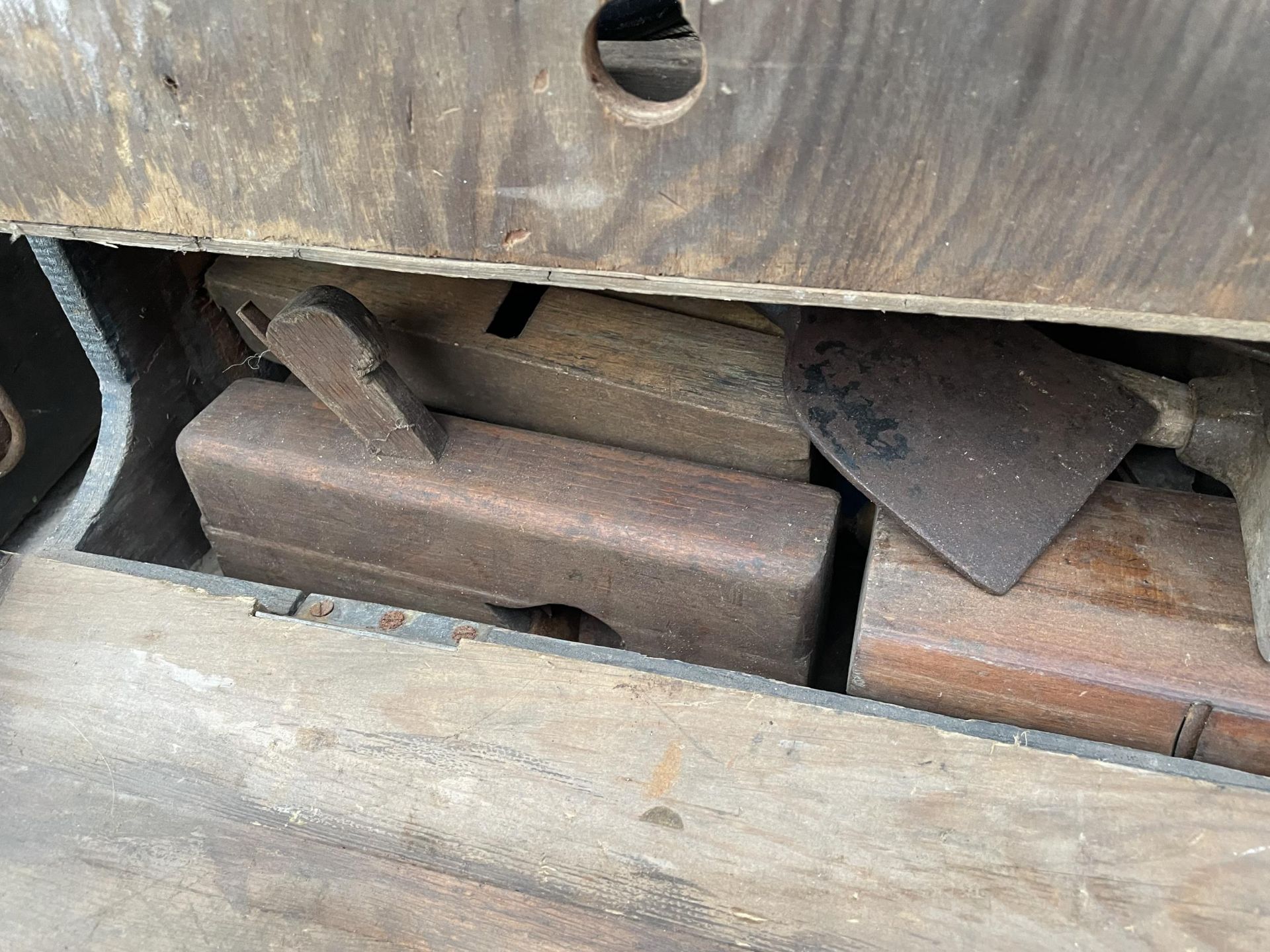 A VINTAGE WOODEN JOINERS CHEST WITH AN ASSORTMENT OF TOOLS TO INCLUDE HAMMERS AND WOOD PLANES ETC - Image 5 of 6