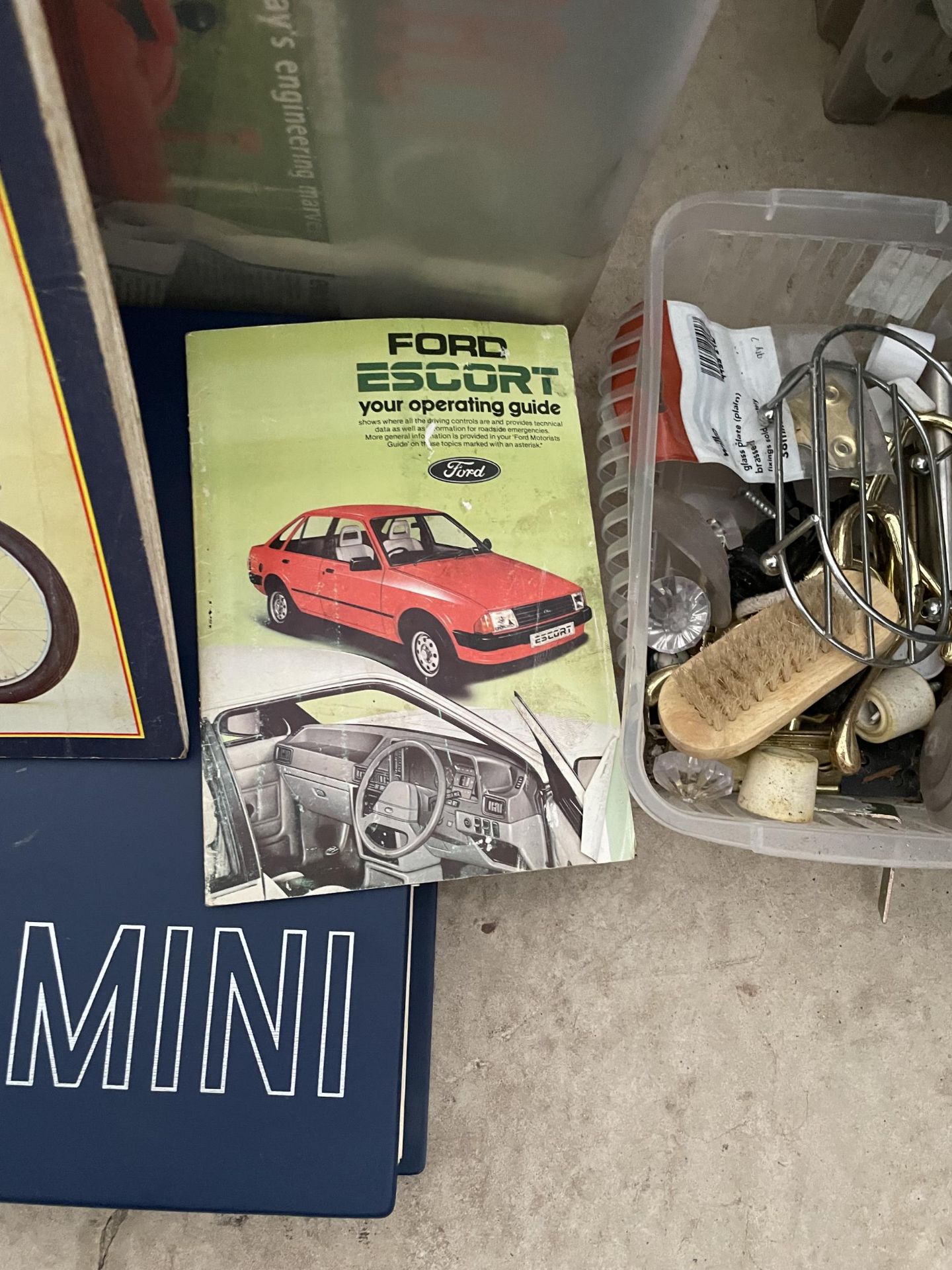 AN ASSORTMENT OF CAR AND TRACTOR BOOKS TO INCLUDE HAYNES MANUALS FOR AN AUSTIN MAXI, FORD ESCORT AND - Image 3 of 3