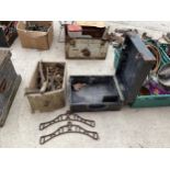 AN ASSORTMENT OF VINTAGE ITEMS TO INCLUDE A STORAGE CASE, TOOLS AND CHAIN ETC