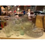 AN AMOUNT OF CLEAR GLASSWARE TO INCLUDE CAKE STANDS, SERVING DISHES, JUGS,ETC