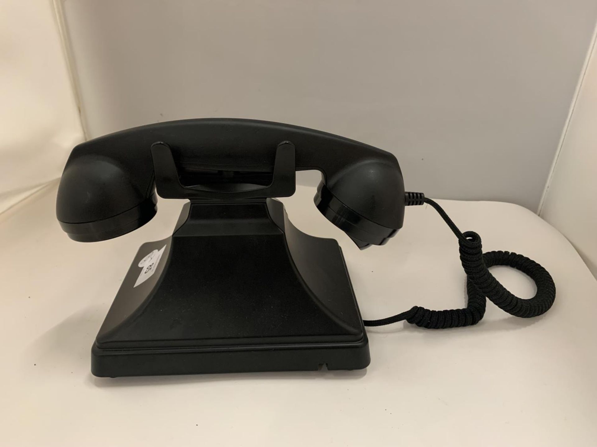 A VINTAGE STYLE ROTARY DIAL TELEPHONE IN MATT BLACK - Image 4 of 4