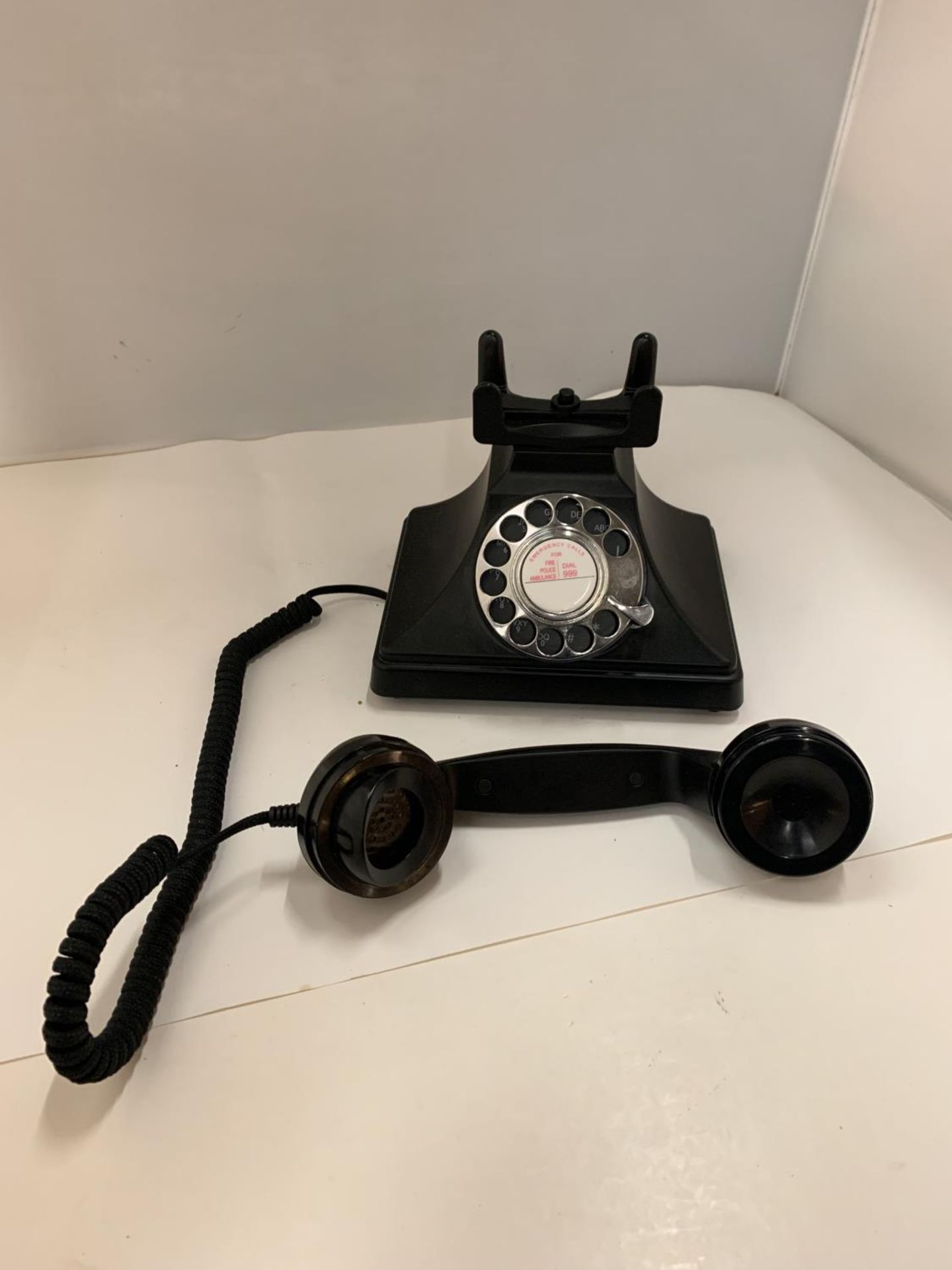 A VINTAGE STYLE ROTARY DIAL TELEPHONE IN MATT BLACK - Image 3 of 4