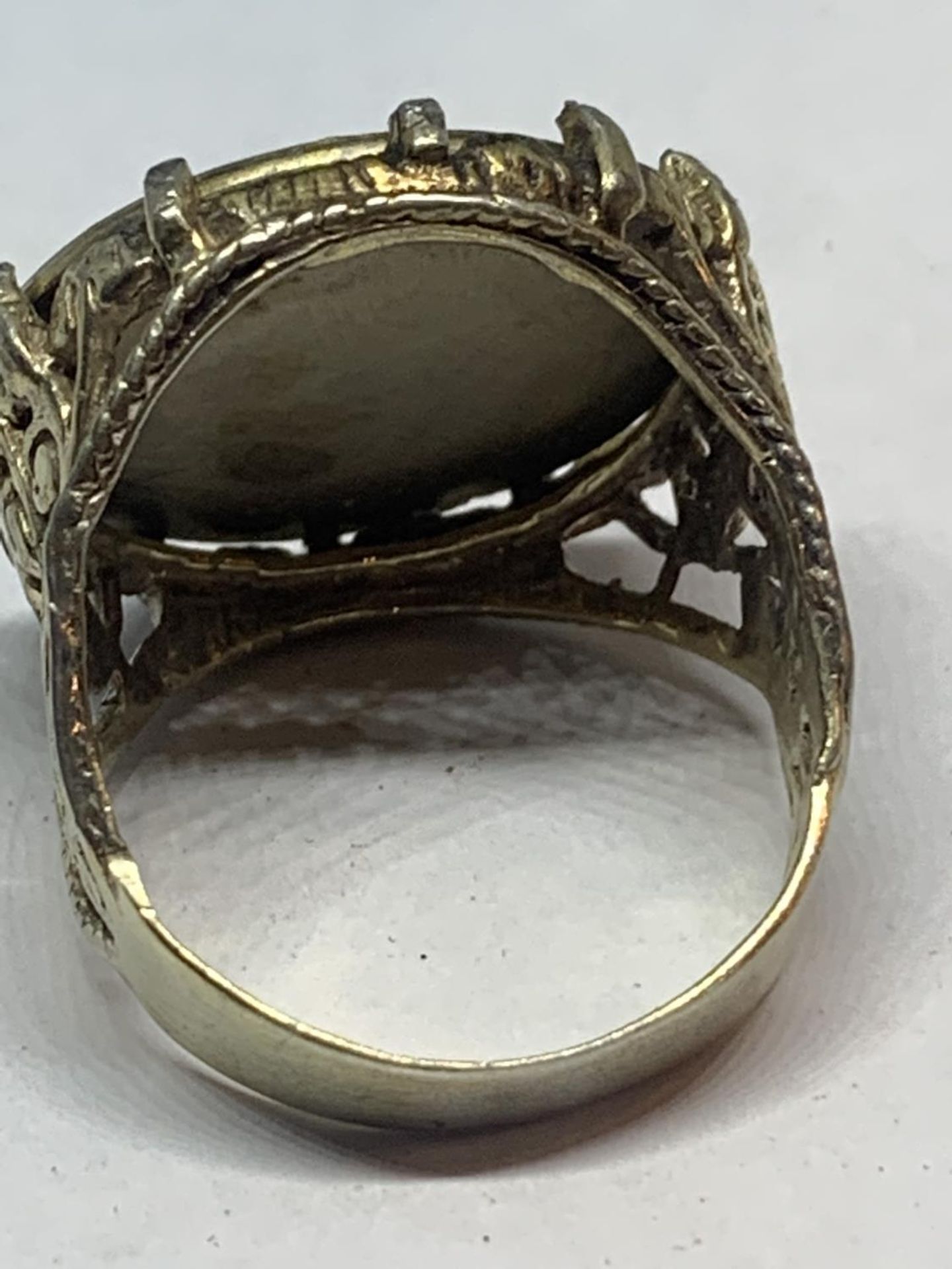 A SOVEREIGN STYLE RING IN A PRESENTATION BOX - Image 4 of 4