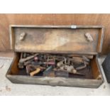 A VINTAGE WOODEN JOINERS CHEST CONTAINING AN ASSORTMENT OF TOOLS TO INCLUDE BRACE DRILLS AND WOOD