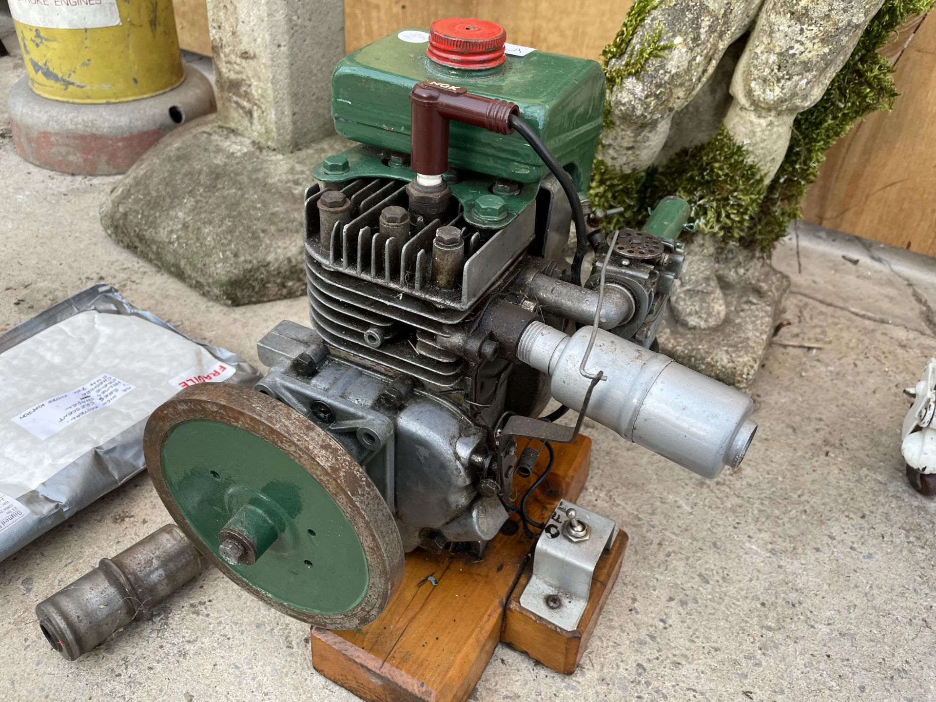 A VILLIERS PETROL STATIONARY ENGINE - Image 2 of 4