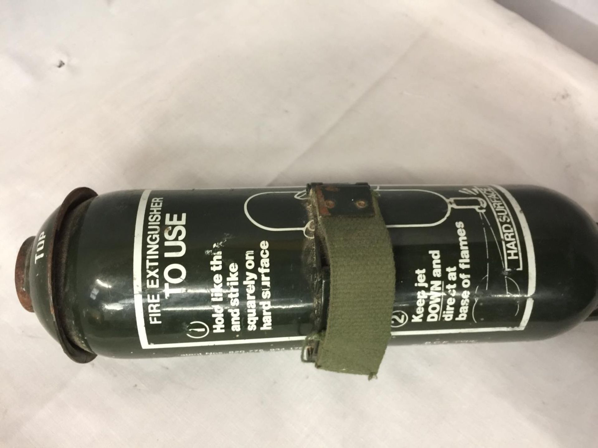 A GREEN PAINTED MILITARY FIRE EXTINGUISHER - Image 2 of 3