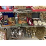 AN ASSORTMENT OF ITEMS TO INCLUDE DRAUGHTS PIECES, BONE HANDLE FLATWARE AND PIN BADGES ETC