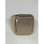 A 9 CARAT MARKED 375 GOLD SIGNET RING WITH WHITE METAL PLATE SIZE U GROSS WEIGHT 11.9 GRAMS