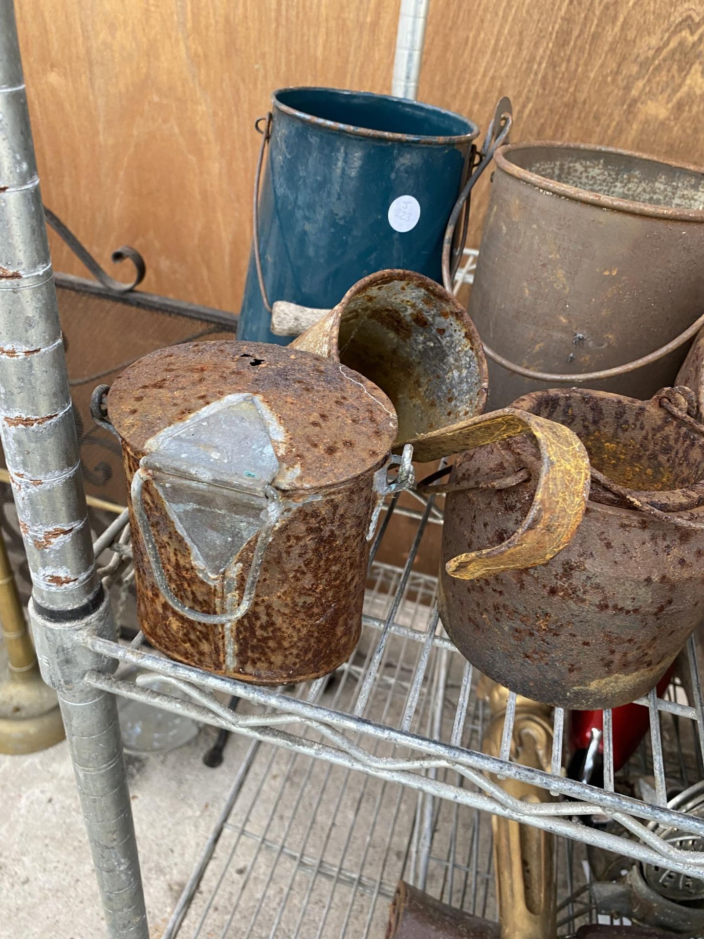 AN ASSORTMENT OF VINTAGE METAL VESSELS TO INCLUDE COOKING POTS ETC - Image 4 of 4