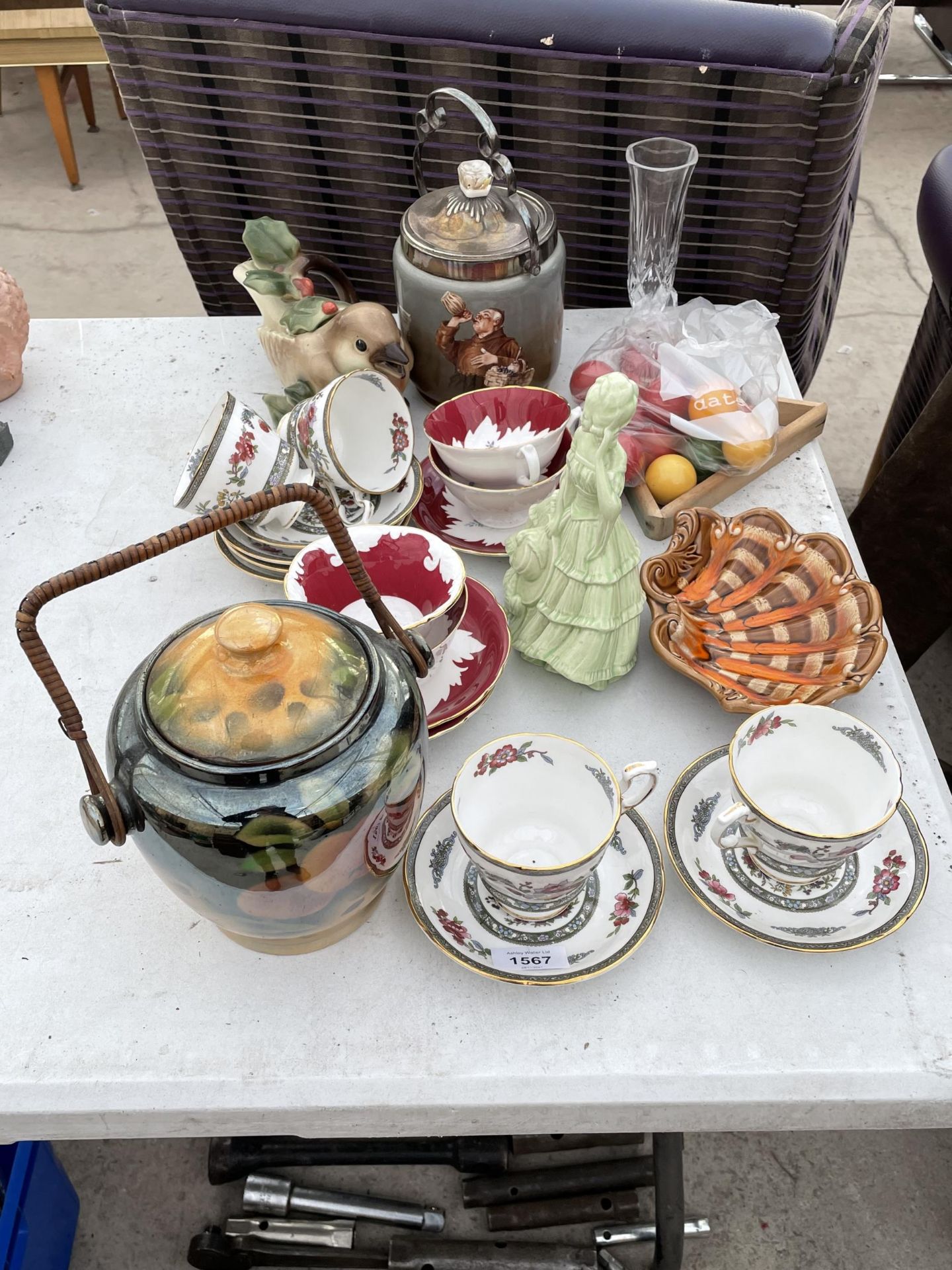 AN ASSORTMENT OF ITEMS TO INCLUDE CERAMIC TEA SERVICE ITEMS, A SNOOKER BALL SET AND A CERAMIC