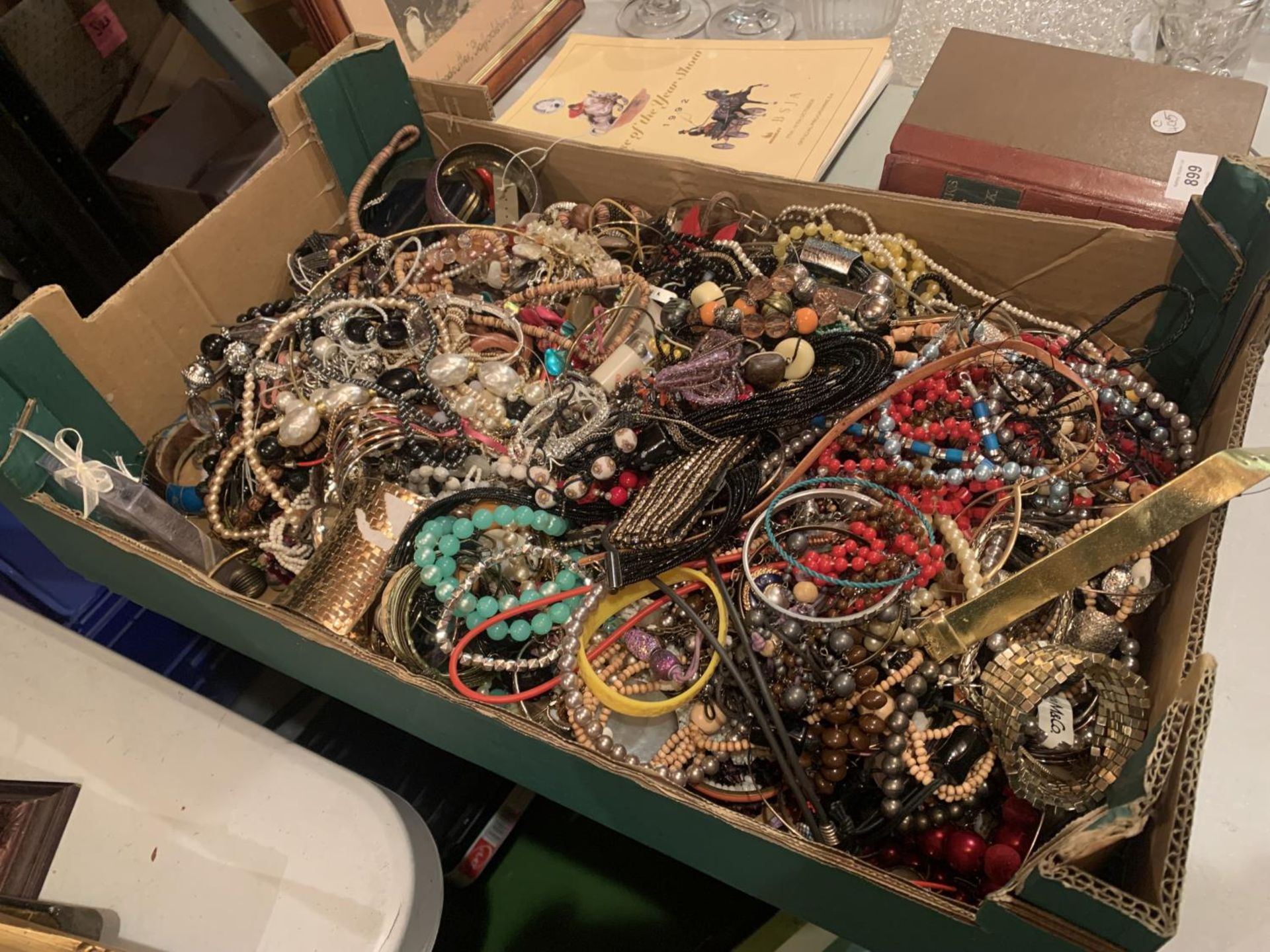 A LARGE BOX OF COSTUME JEWELLERY TO INCLUDE BANGLES, BEADS, BRACELETS, HAIR ACESORIES, ETC - Image 4 of 4