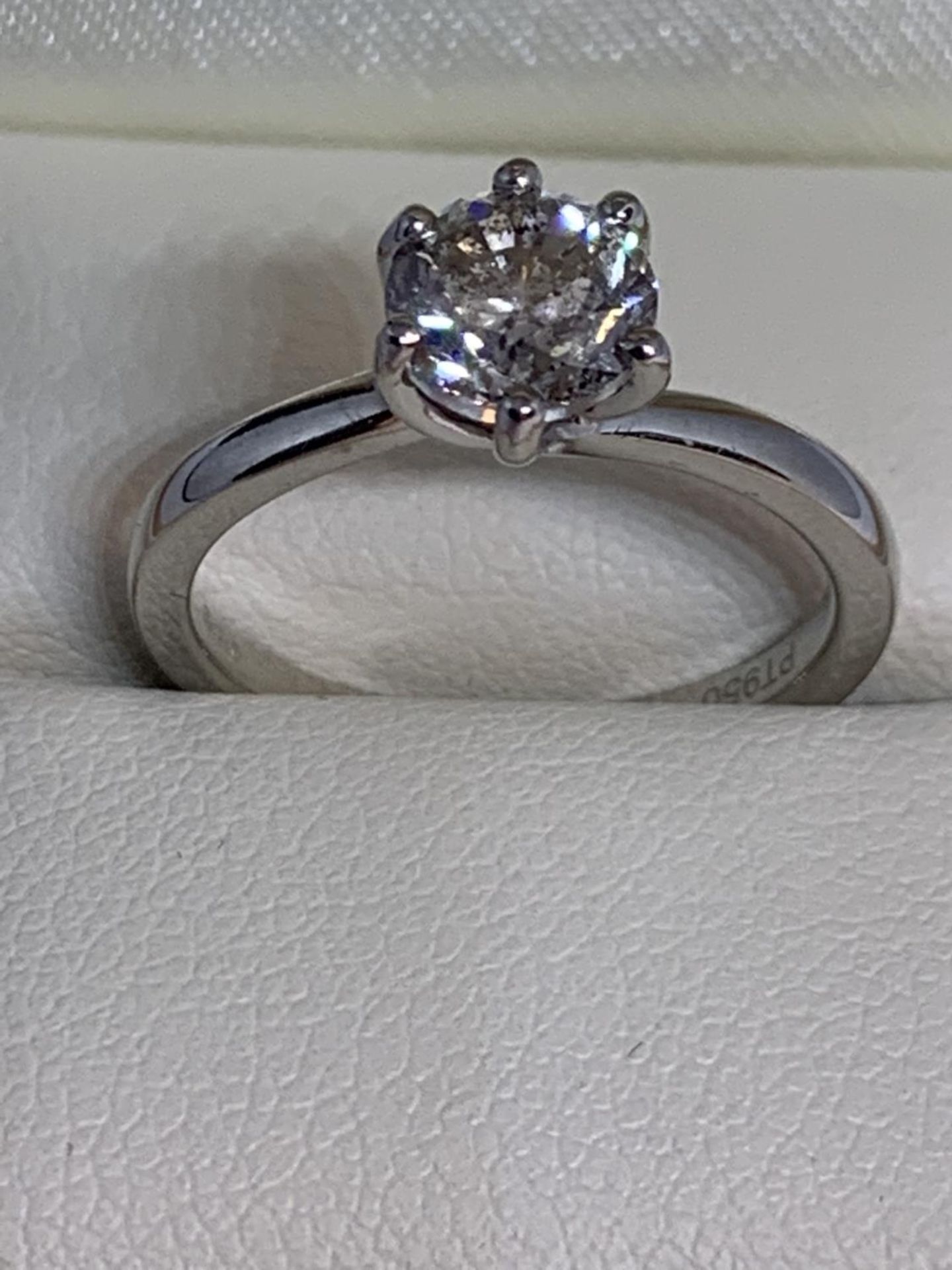 A PLATINIUM RING WITH A 1.37 CARAT SOLITAIRE DIAMOND SIZE M WITH A PRESENTATION BOX