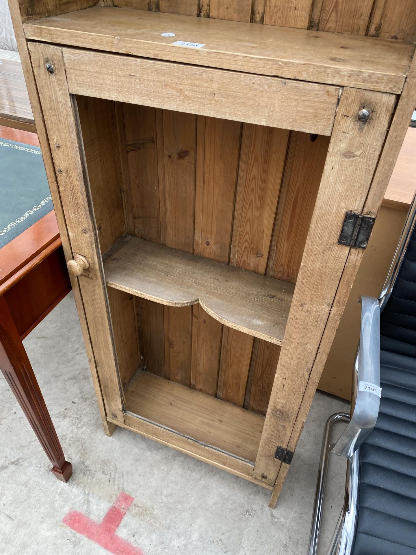 A VICTORIAN PINE CUPBOARD WITH SINGLE DOOR (LACKING GLASS) - Image 3 of 3