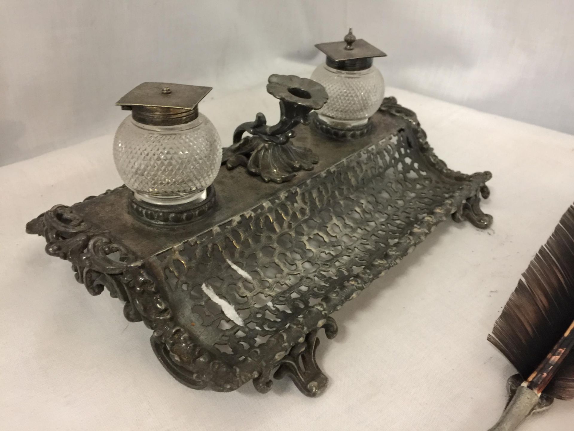 AN ORNATE FILIGREE STYLE SILVER PLATE DESK SET COMPRISING TWO GLASS INK WELLS WITH SILVER PLATE LIDS - Image 2 of 4