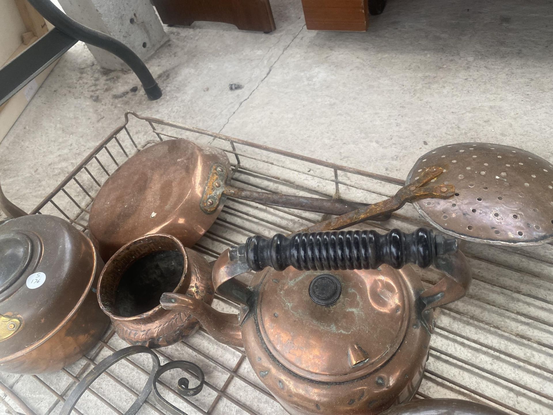 AN ASSORTMENT OF COPPER ITEMS TO INCLUDE THREE KETTLES AND A PAN ETC - Image 2 of 2