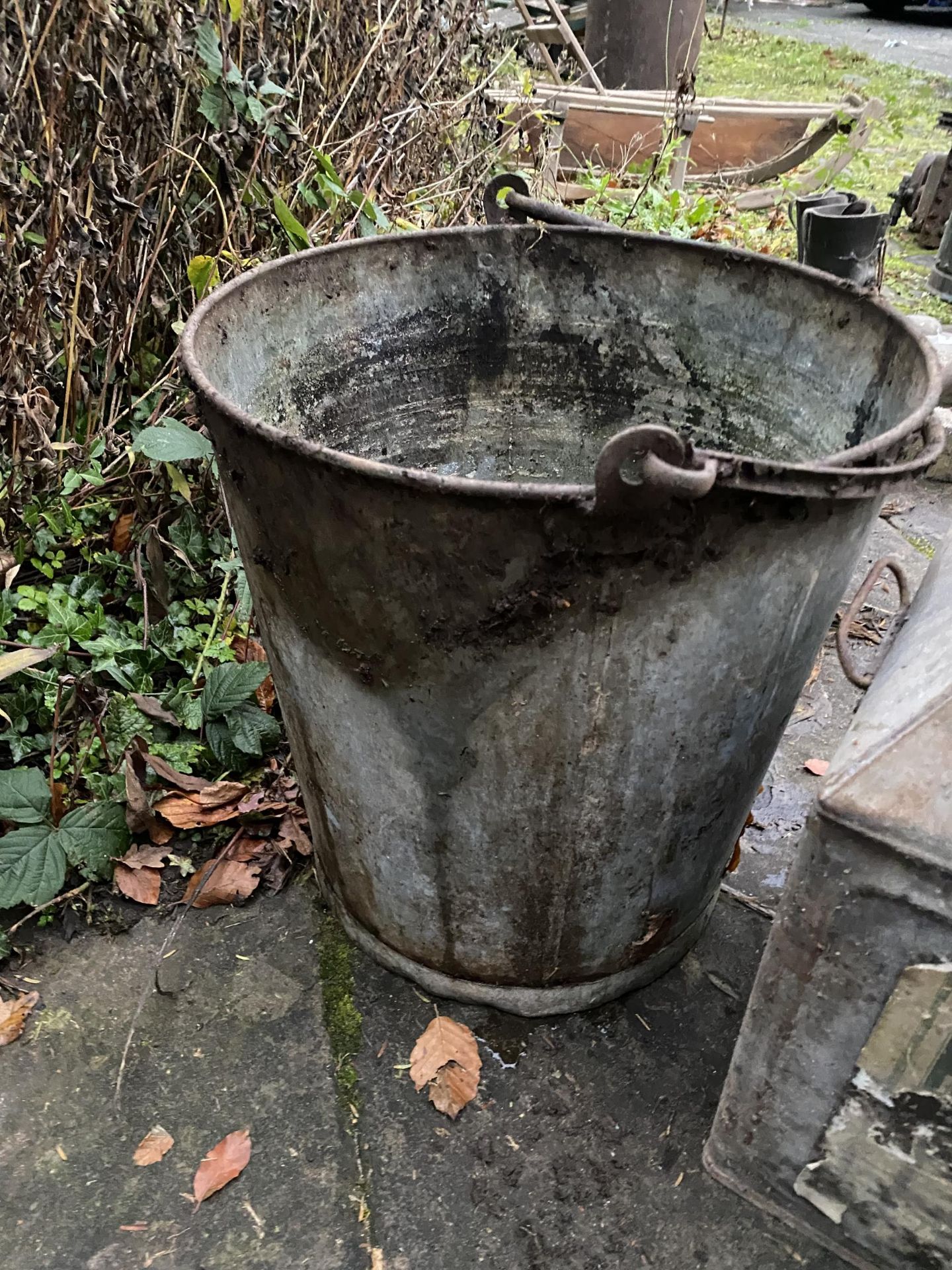 A LARGE VINTAGE FUEL DRUM AND A FURTHER GALVANISED BUCKET - Image 2 of 5