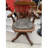 AN EARLY 20TH CENTURY OAK SWIVEL OFFICE CHAIR