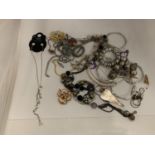 A BAG OF COSTUME JEWELLERY TO INCLUDE NECKLACES, BANGLES, BROOCHES, ETC
