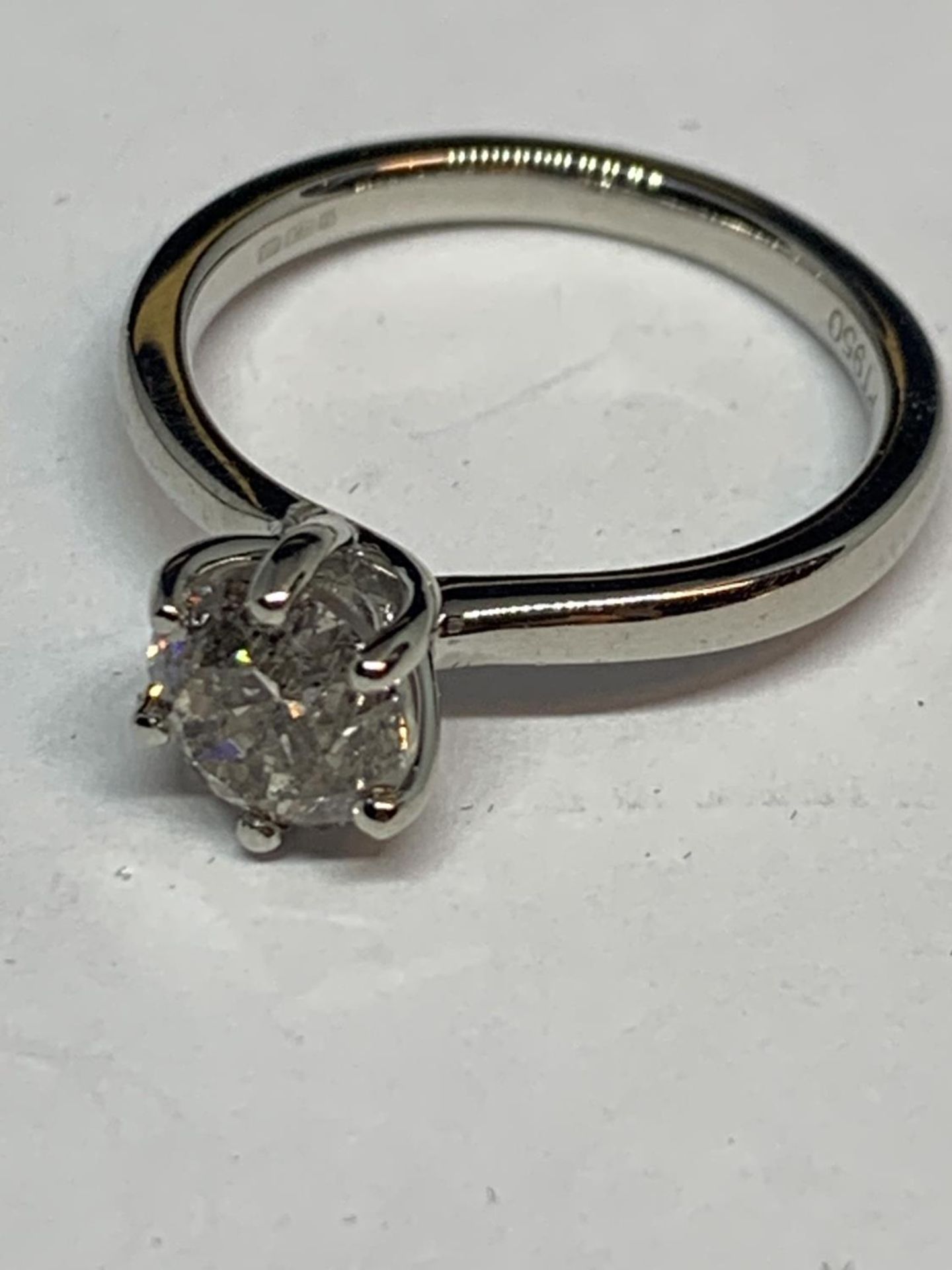A PLATINIUM RING WITH A 1.37 CARAT SOLITAIRE DIAMOND SIZE M WITH A PRESENTATION BOX - Image 2 of 5