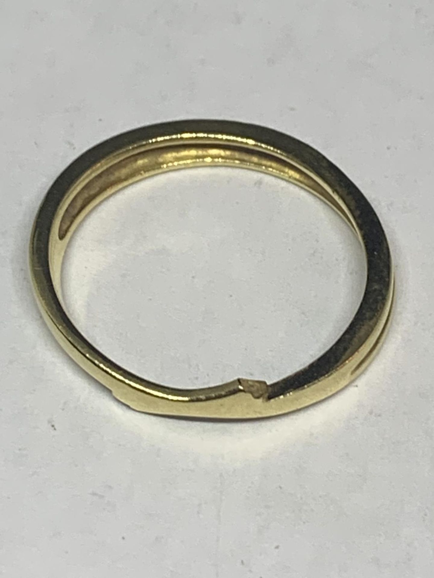 AN 18 CARAT GOLD RING WEIGHT 2.9G