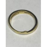 AN 18 CARAT GOLD RING WEIGHT 2.9G