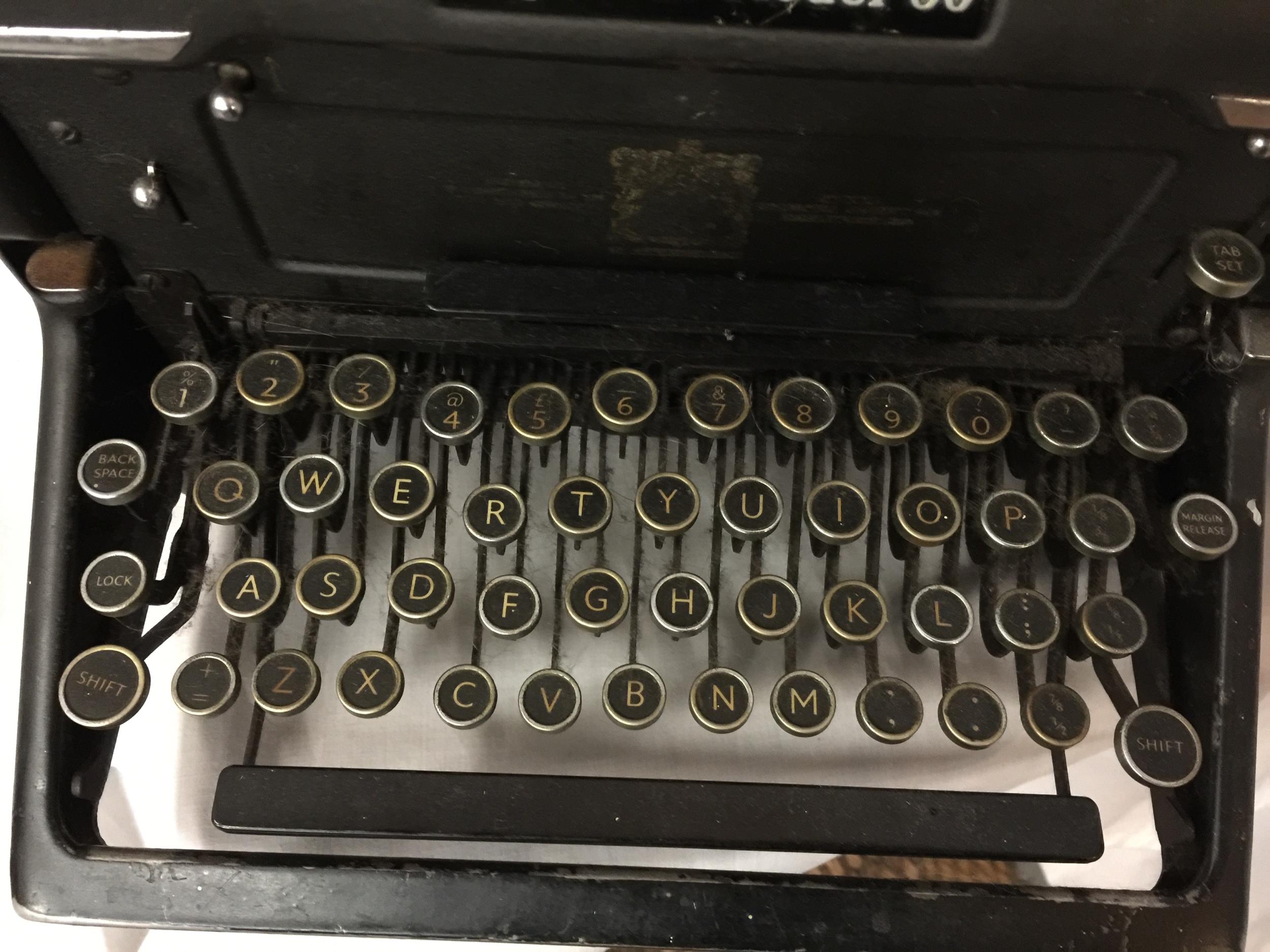 A VINTAGE 'IMPERIAL MODEL 60' TYPEWRITER - Image 4 of 6