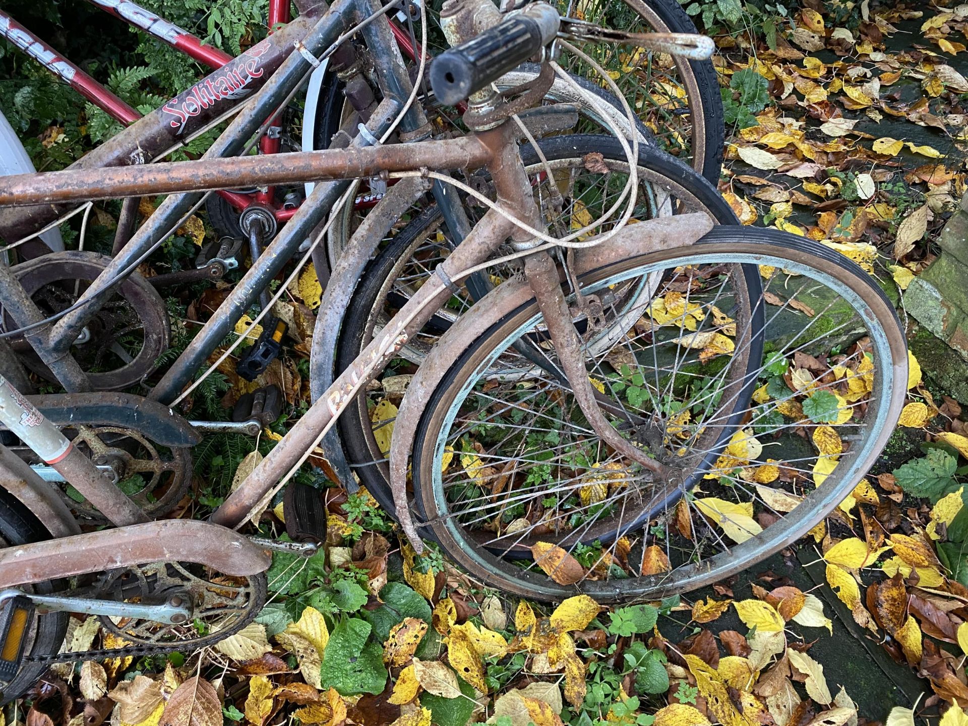 FOUR BIKES TO INCLUDE THREE VINTAGE TWO BEING RALEIGH AND A TRIUMPH - Image 2 of 5